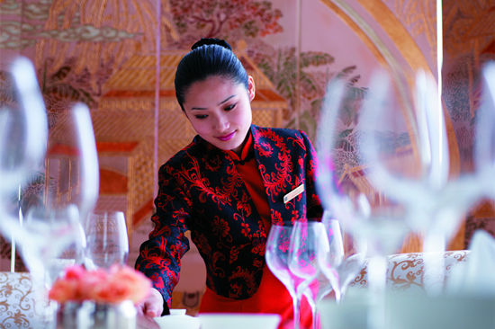 去一家餐廳用餐，你遇到過(guò)哪些尷尬的服務(wù)？|餐飲界