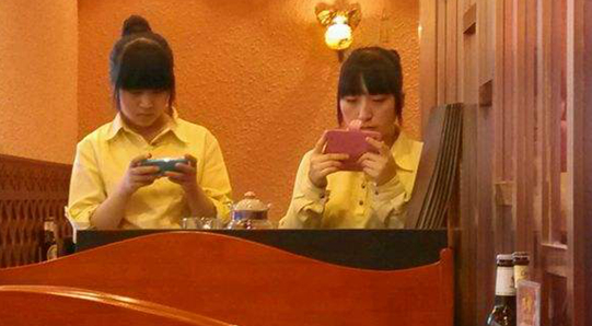 員工上班時(shí)間玩手機(jī)，餐飲老板該怎么辦？|餐飲界