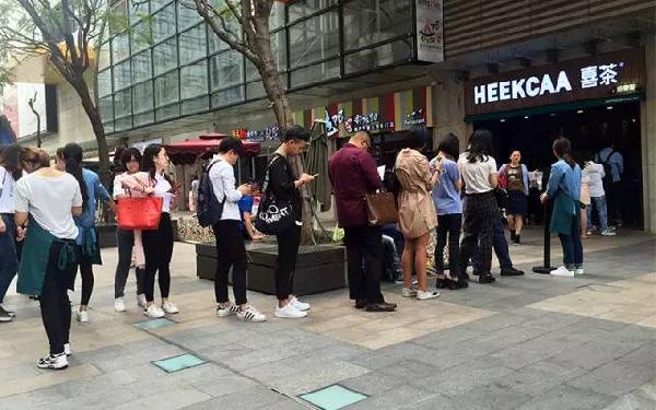 排隊(duì)6小時(shí)買(mǎi)一杯奶茶，這些新晉網(wǎng)紅自帶什么成功密碼？|餐飲界