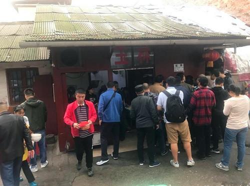 這家開了35年的老長沙米粉店，6塊錢一碗，6點就開始排隊了|餐飲界