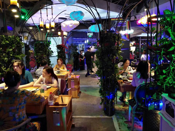 “要不，去吃潮辣火鍋嘛”就這樣，我們的故事在寒風(fēng)中開始啦