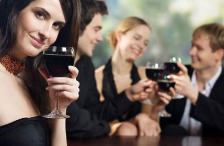 烏克蘭一餐廳服務(wù)員難以忍受用餐者的無(wú)禮，將蛋糕砸其臉上|餐飲界