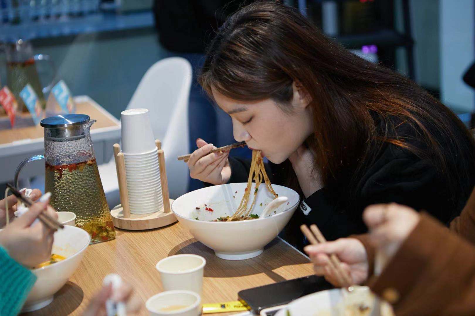 創(chuàng)新“智能面館”新賽道 ，數(shù)字化賦能掘金千億級面類市場|餐飲界